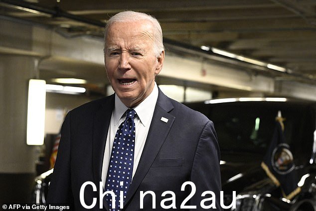 美国总统乔·拜登于 2024 年 2 月 22 日在加利福尼亚州洛杉矶费尔蒙酒店停车场向媒体发表讲话
