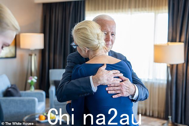 总统在旧金山拥抱纳瓦尔尼的遗孀尤利娅·纳瓦尔纳亚