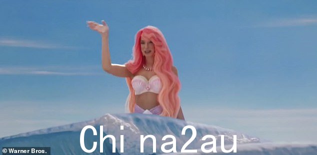 Dua 还谈到了她在格蕾塔·葛韦格饰演的芭比娃娃中的表现,开玩笑说:“和各大传奇演员坐在沙发上谈论这件事很尴尬,但我对此感到非常自豪,而且太有趣了'