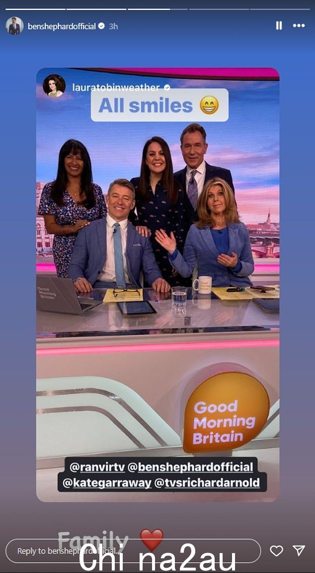 Ben 发布了与其他明星 Ranvir Singh 和 Richard Arnold 以及 Laura 和 Kate 的合影,当他们一起微笑时,他甜蜜地称其为“家人”