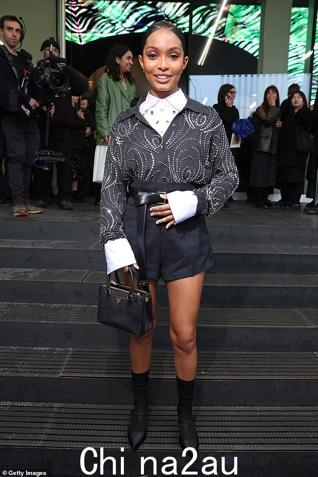 Yara Shahidi 穿着短裤,搭配镶有宝石的短款夹克和清爽的白衬衫,看起来美极了