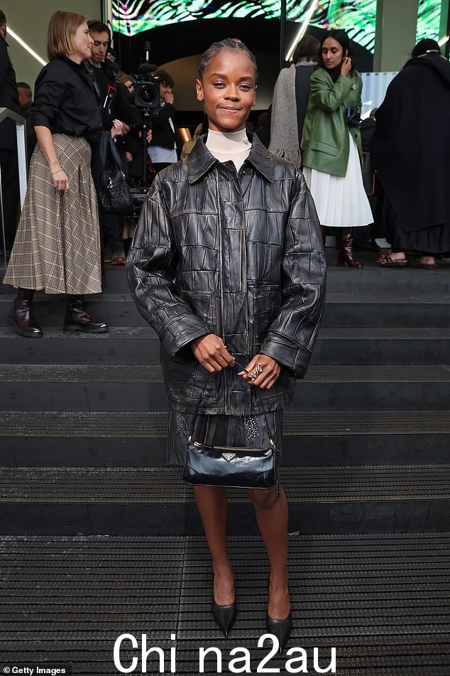 女演员利蒂希娅·赖特 (Letitia Wright) 身穿黑色皮革套装,看起来美极了