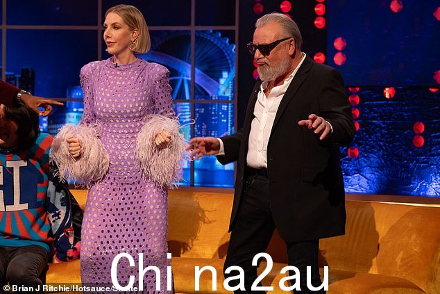 凯瑟琳透露,她不是和六年的伴侣或孩子们一起过情人节,而是和卡米拉女王一起过情人节,这让她的其他客人再次大笑