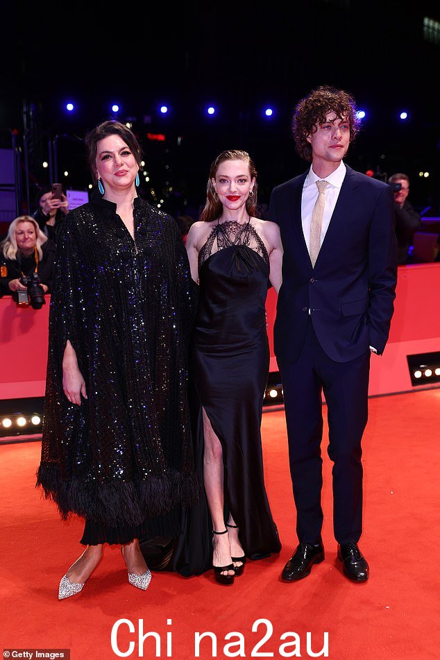 她的联合主演 Ambur Braid 和 Douglas Smith