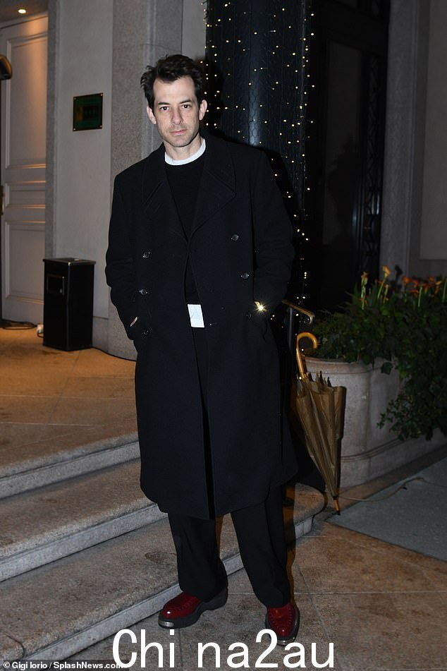 Mark Ronson 在庆祝活动前离开 Palazzo Parigi 酒店时被人看到外出走动