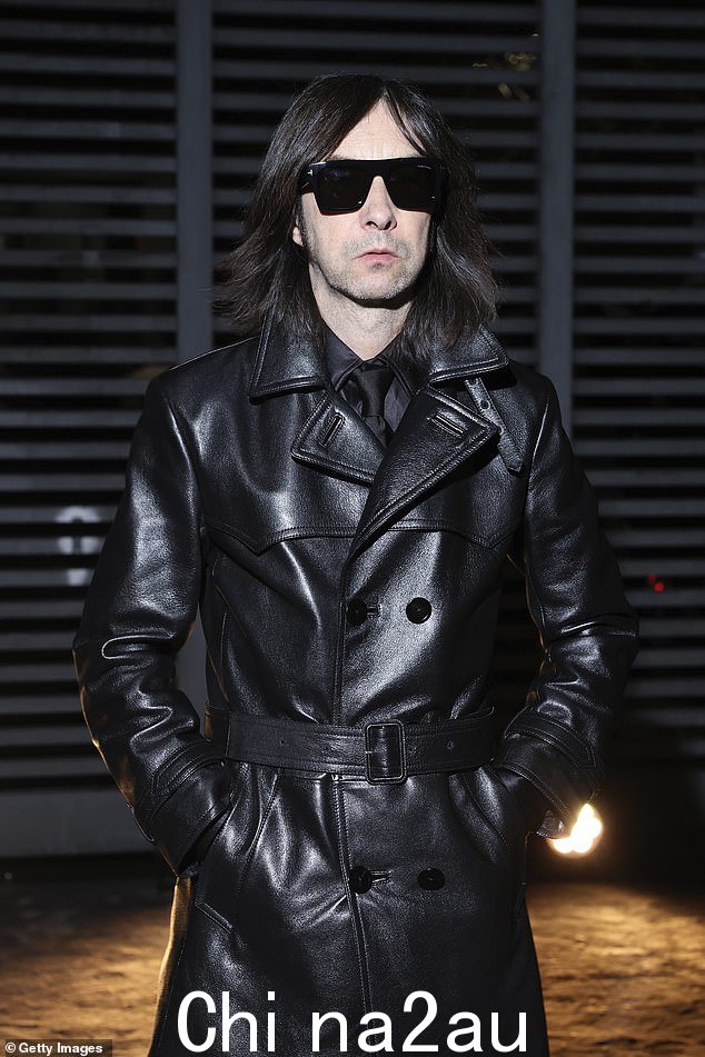 Bobby Gillespie 穿着皮革风衣和墨镜