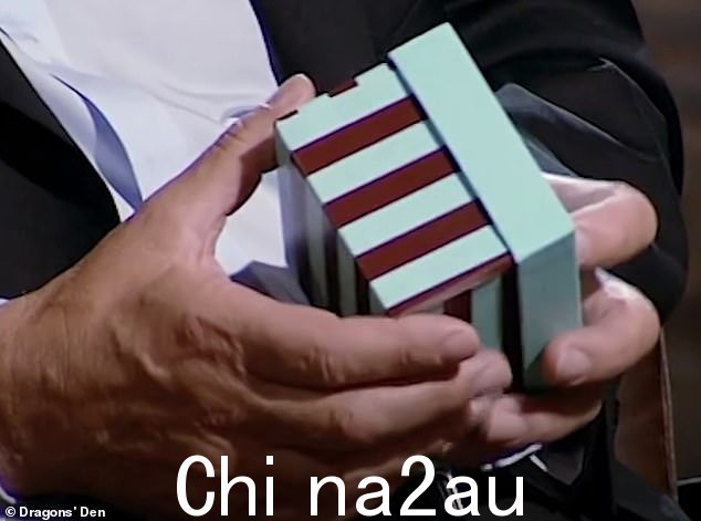 用手指旋转酒红色和蓝色条纹的盒子,邓肯(如图)打趣道:“这真是可悲,确实如此。” class=