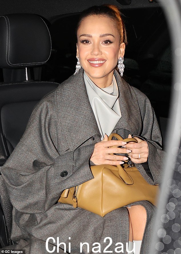 Jessica Alba 在周五米兰时装周期间的 Tod's SS25 女装秀上以灰色惊艳亮相