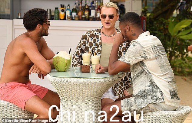说起来,哈利遇到了罗曼和乔丹,三人一起喝了一杯,乔丹的酒来自椰子
