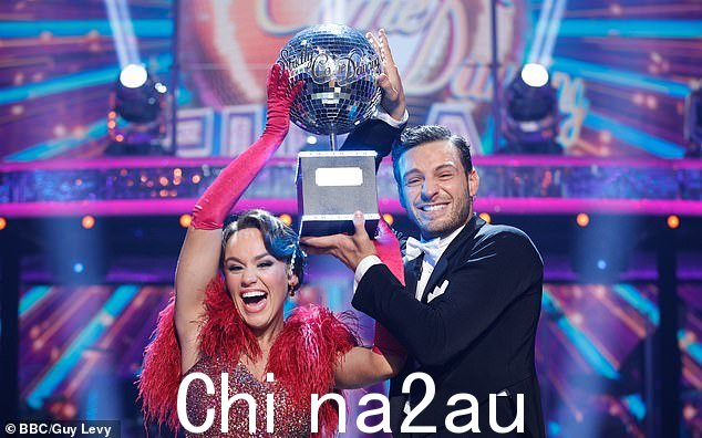 宣布获胜后,两人举起了 Strictly glitterball 奖杯