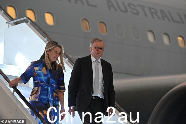 总理安东尼·阿尔巴内斯(与未婚妻朱迪·海顿合影)表示,针对他的 Advance Australia 广告是美国式两极分化政治的一个例子