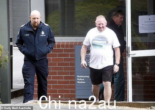 警方表示,虽然米克·墨菲(2 月 9 日离开警察局的照片)不是正式嫌疑人,但他是调查中的“感兴趣的人”