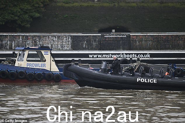2 月 10 日,一艘警船在切尔西桥附近搜寻 Ezedi