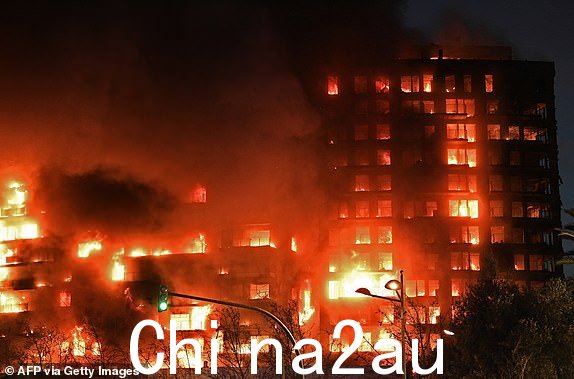 TOPSHOT - 一场大火熊熊燃烧2024 年 2 月 22 日,巴伦西亚的一座多层住宅区。紧急服务部门表示,今天,西班牙消防队员正在扑灭东部港口城市巴伦西亚一座多层住宅区的大火。火焰和巨大的黑烟吞没了整栋大楼, 112 紧急服务部门表示,有 22 支消防队在强风中奋力扑灭大火。紧急服务部门在 X(前身为 Twitter)上发帖称,有 7 人受轻伤:一名未成年人、三名成年人和三名消防员,其中大部分是他们因吸入烟雾而遭受痛苦。(摄影:Jose Jordan / 法新社)(摄影:JOSE JORDAN / 法新社,来自 Getty Images)