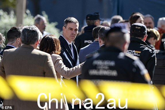 epa11174427 西班牙首相佩德罗·桑切斯 (C), 2024 年 2 月 23 日抵达西班牙巴伦西亚,参观火灾摧毁两栋公寓楼的地区。2 月 22 日下午,巴伦西亚一栋住宅楼发生火灾,并蔓延至邻近的公寓,造成 4 人死亡、19 人死亡丢失的。 EPA/比尔阿利诺