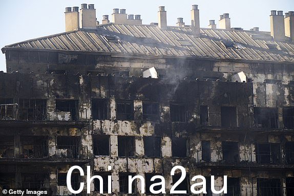 VALENCIA ,西班牙 - 2月23日:2024年2月23日,西班牙巴伦西亚坎帕纳尔社区的两栋建筑继续冒出浓烟。消防员对西班牙坎帕纳尔地区一栋14层建筑的一部分发生的火灾做出了反应。昨天下午,巴伦西亚。大火迅速蔓延到整个建筑,造成至少四人死亡仍有 9 至 15 人失踪。 (Manuel Queimadelos Alonso/Getty Images 拍摄)