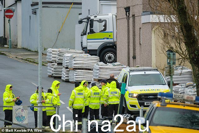 今天疏散房屋后，英国海岸警卫队搜救队成员聚集