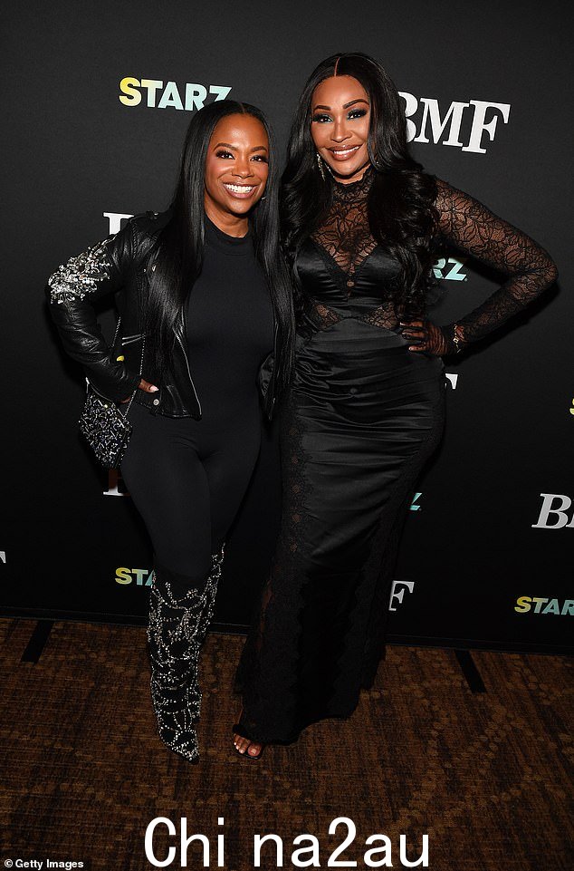Kandi Burruss 与《亚特兰大真实主妇》明星辛西娅·贝利在 BFM 特别放映的红地毯上重聚