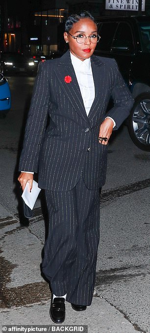 Janelle Monae 一如既往地穿着另一套超别致的黑白套装,看起来令人难以置信