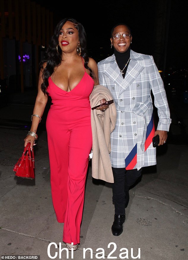 Niecy Nash 和她的妻子 Jessica Betts 抵达餐厅时是一对时尚情侣