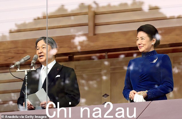 德仁在致辞中显得庄重,穿着黑色西装外套和白衬衫,系着领带