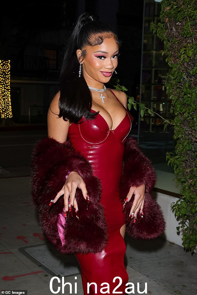 Saweetie 周四在洛杉矶外出时穿着一件红色连衣裙,腿部开叉暴露
