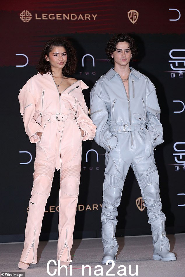 Timothee 周三在韩国首尔与《沙丘:第二部分》联合主演赞达亚 (Zendaya) 在电影新闻发布会上合影
