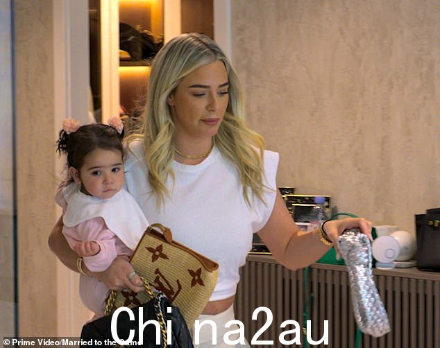 WAG 是《柴郡主妇》明星 Dawn 和前英超球员 Ashley 的女儿,她给女儿 Mila 送了奢侈品,让她有事可做
