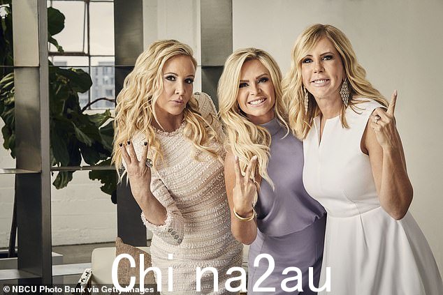 尽管她尽了最大努力,但 TMZ 报道说 Gunvalson 和 Judge 陷入了一场“爆炸性的战斗”(Beador、Judge、Gunvalson 在 2019 年合影)