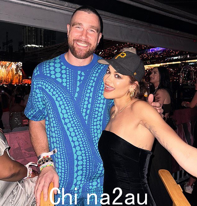 英国歌手丽塔与泰勒的 NFL 球员男友 Travis Kelce 合影留念