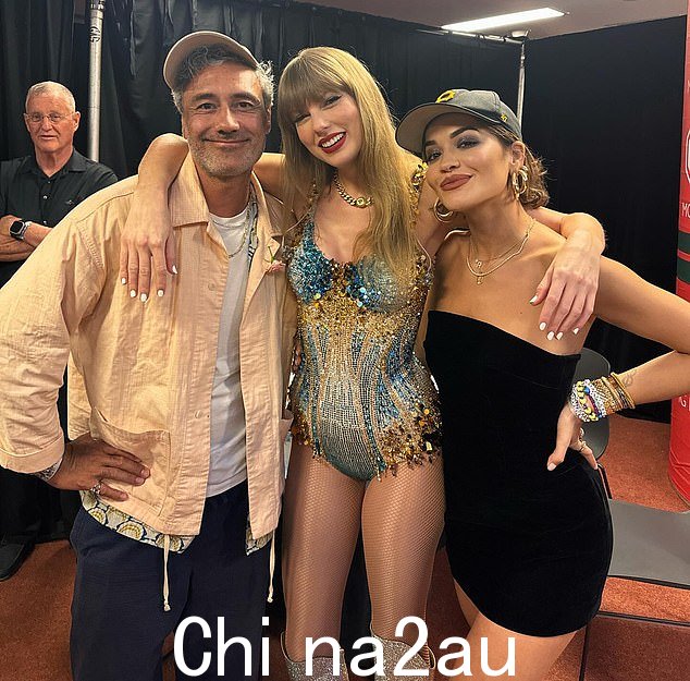 Rita 和她的丈夫 Taika Waititi 在后台与身着亮片的 Taylor 合影留念