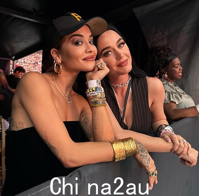 母亲凯蒂与歌手丽塔·奥拉 (Rita Ora) 在 VIP 区观看了泰勒的演出