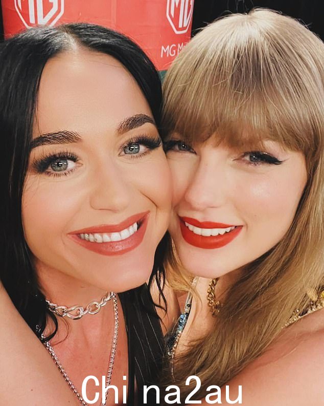 凯蒂·佩里 (Katy Perry) 周五晚上参加悉尼演唱会后与泰勒·斯威夫特 (Taylor Swift) 发布了一张甜蜜的自拍照