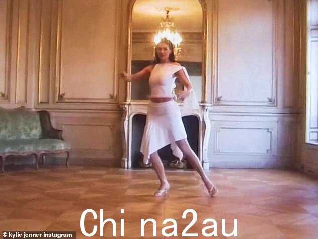 还有一套白色服装,紧贴着电视上令人印象深刻的明星的曲线,肩上有一条漂亮的扭曲带子