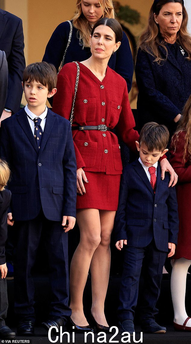 夏洛特·卡西拉吉 (Charlotte Casiraghi) 与儿子拉斐尔·埃尔马莱 (Raphael Elmaleh)(左)和巴尔萨扎·拉萨姆 (Balthazar Rassam)(右)于 2023 年 11 月 19 日出席摩纳哥亲王宫举行的国庆仪式时合影