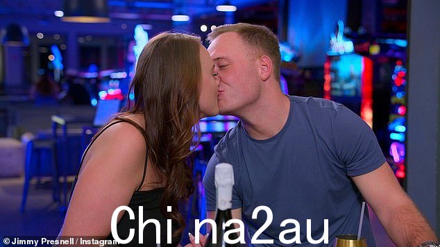 切尔西的未婚夫吉米·普雷斯内尔为自己的意图辩护。切尔西是一个了不起的人,并且如此努力地爱着。由于时间原因,到目前为止,很多完整的故事都没有展示...很容易从我们关系的片段中做出假设,但我希望你们对我的女孩保持轻松'