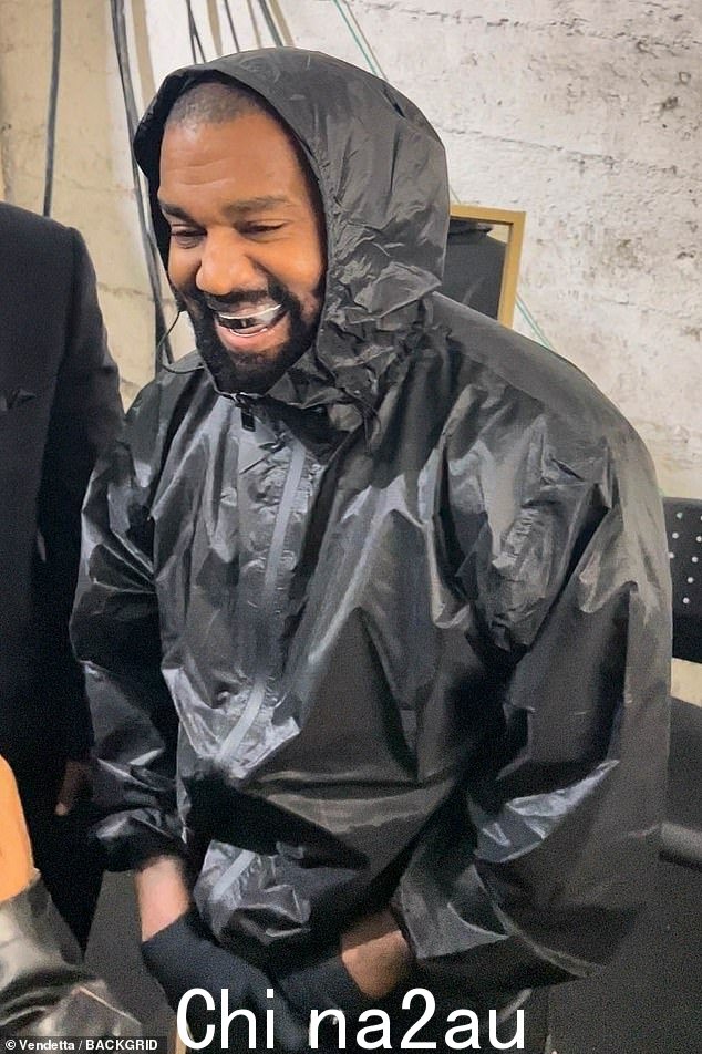 Kanye 戴着他价值 850,000 美元的新钛牙