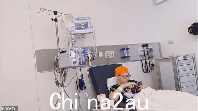 回到医院,她对着她拿着的相机说,‘我不会对你撒谎,这在情感上和精神上,有时在身体上都让人精疲力尽,因为她的母亲不得不思考一直都是这样'