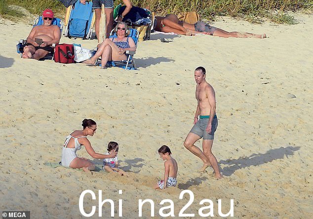 Pippa 快速拍摄了一些孩子们在繁忙的公共海滩上玩耍的照片