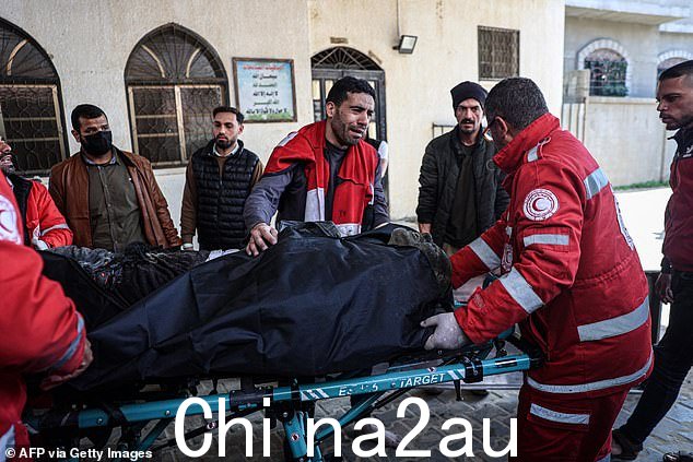 以色列空袭拉法难民营后,医护人员将尸体运送至拉法的 al-Najjar 医院