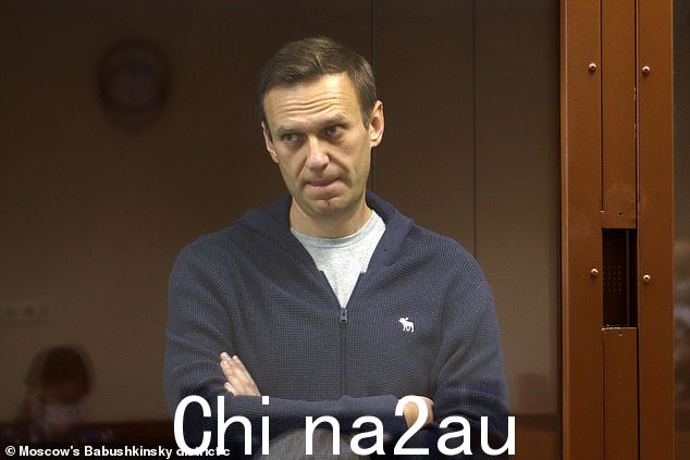 据俄罗斯报道,2021 年在法庭上拍摄的阿列克谢·纳瓦尔尼 (Alexei Navalny) 在散步后于 2 月 16 日突然死亡。他 47 岁的意外去世导致批评者指责普京直接参与” class=