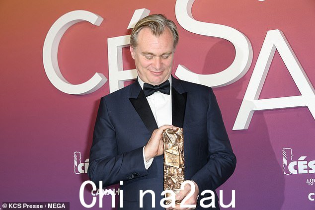 克里斯托弗在欣赏金锣时看上去很自豪