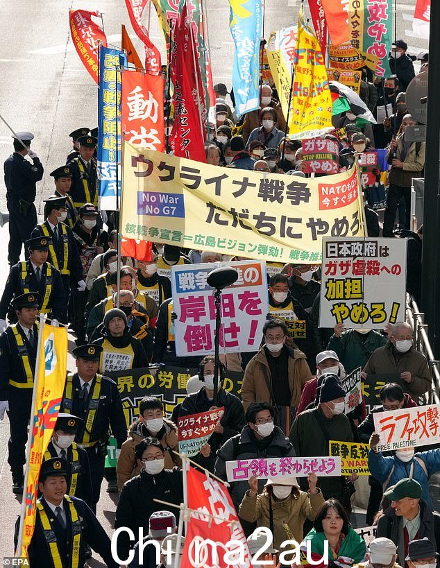 今天早些时候,示威者在日本东京抗议俄罗斯入侵乌克兰,纪念普京袭击两周年