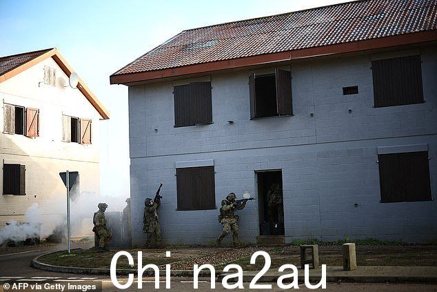 乌克兰士兵参加今天由英国武装部队进行的训练演习