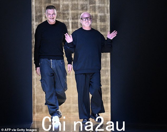 设计师 Domenico Dolce(右)和 Stefano Gabbana(左)在黑色透明衬衫和鞋子上打上蝴蝶结,有时闪闪发光