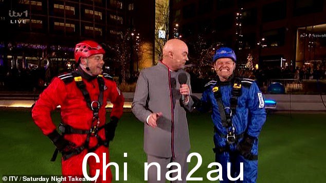 德克兰·唐纳利 (Declan Donnelly)(右)在本周末周六晚外卖期间不幸受伤,陷入痛苦之中