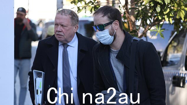 康斯坦丁先生认为他的客户最好留在社区,这样他就可以继续治疗