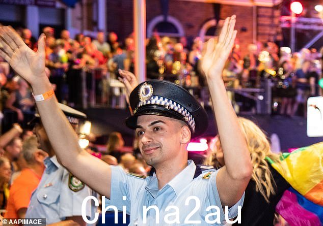 名人追逐者变身警察 Beau Lamarre-Condon 在自首后被指控犯有两项谋杀罪