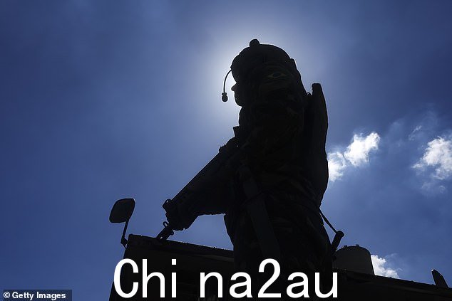 据了解,至少一名国会议员已经与一名前特种部队专家较量以确保他的安全