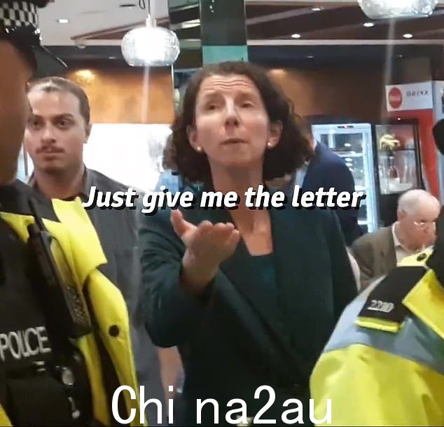 工党主席 Anneliese Dodds 在离开牛津的一场派对活动时遭到高喊“你支持种族灭绝”的质问,警察护送她